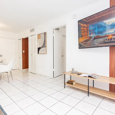 One Bedroom Apartment - With Parking & Balcony - Heart Of Wynwood